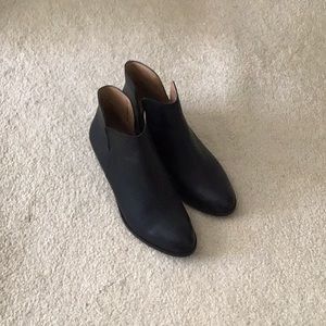 Splendid ankle split booty with side zip half way up. Black